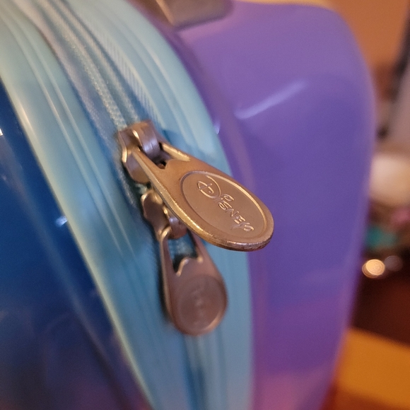 Minnie Mouse Carry-On Luggage - Picture 9 of 13